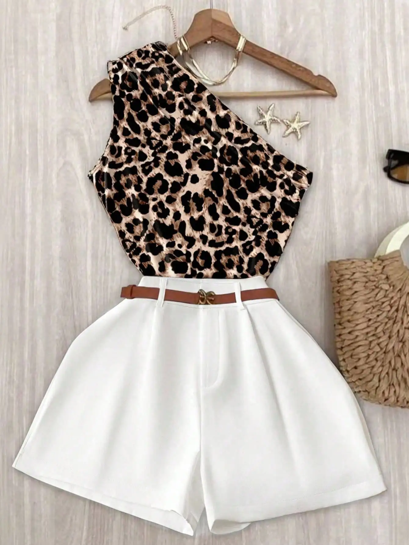 

Комплект из топа без рукавов с леопардовым принтом и белых шорт с высокой талией для лета