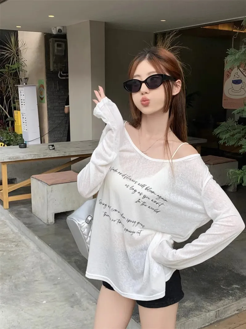 تي شيرت نسائي صيفي بأكمام طويلة وطباعة حروف، تصميم مكشوف الكتفين، فضفاض وعصري، يساعد على التنحيف ويحمي من الشمس
