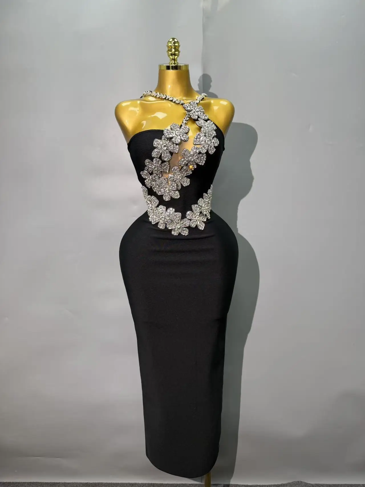 abito-lungo-con-scollo-decorato-di-cristalli-sexy-senza-maniche-aderente-con-inserti-in-rete-per-cene-eleganti-e-serate-raffinate