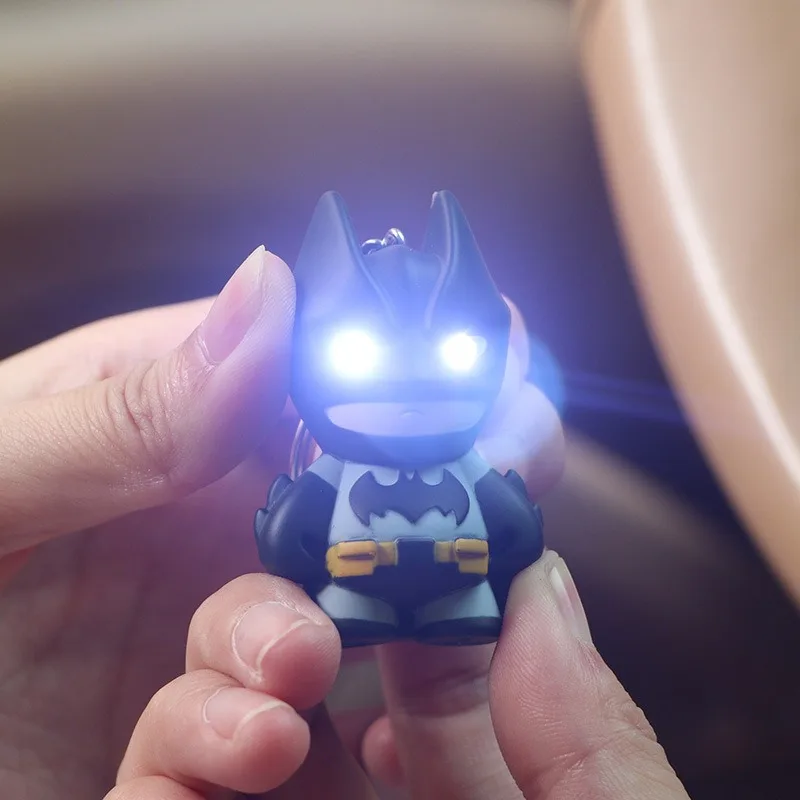 Llaveros de Batman The Dark Knight Rises, figura luminosa de ojos, juego periférico de Anime, modelo de adorno, regalo de Festival, juguetes para niños, 6cm