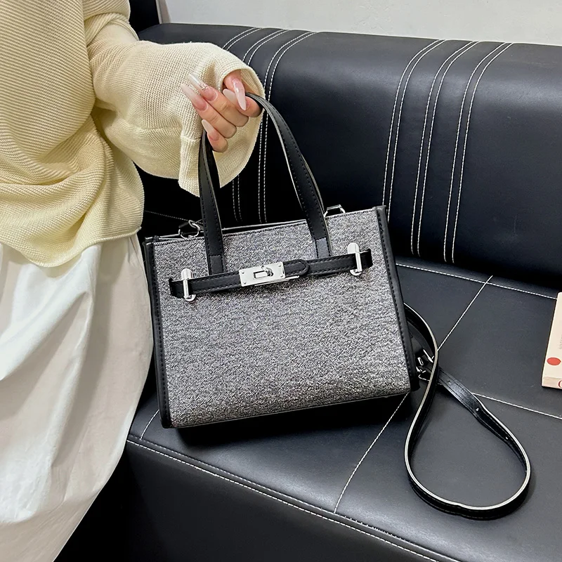 

Minimalist Crossbody Bag Unique For Women With Fashionable Letter Logo And Solid Color Look