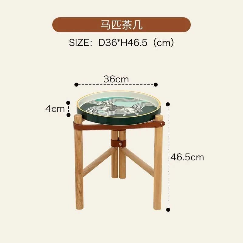 أريكة مغربية قديمة بجانب عدد قليل من طاولات الخشب الصلب ورف صغير بجانب السرير والقهوة وشرفة صغيرة مستديرة #6