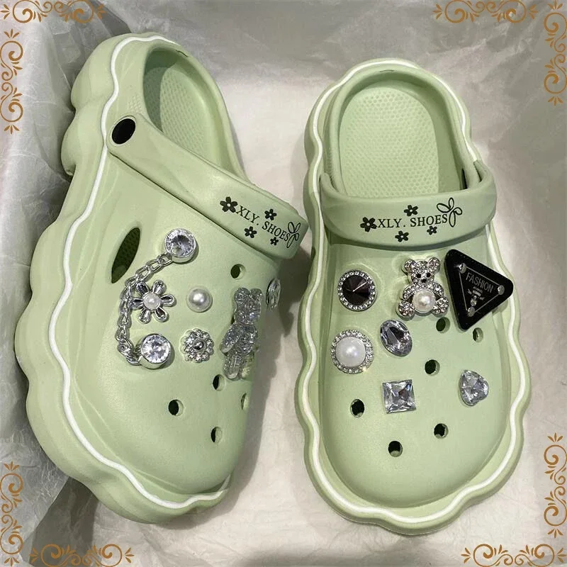 Zapatilla de playa para mujer, decoración de diamantes de dibujos animados bonitos para zapatos con agujeros, zapatos gruesos antideslizantes para mujer, zapatilla plana de Croc DIY para jardín 2023