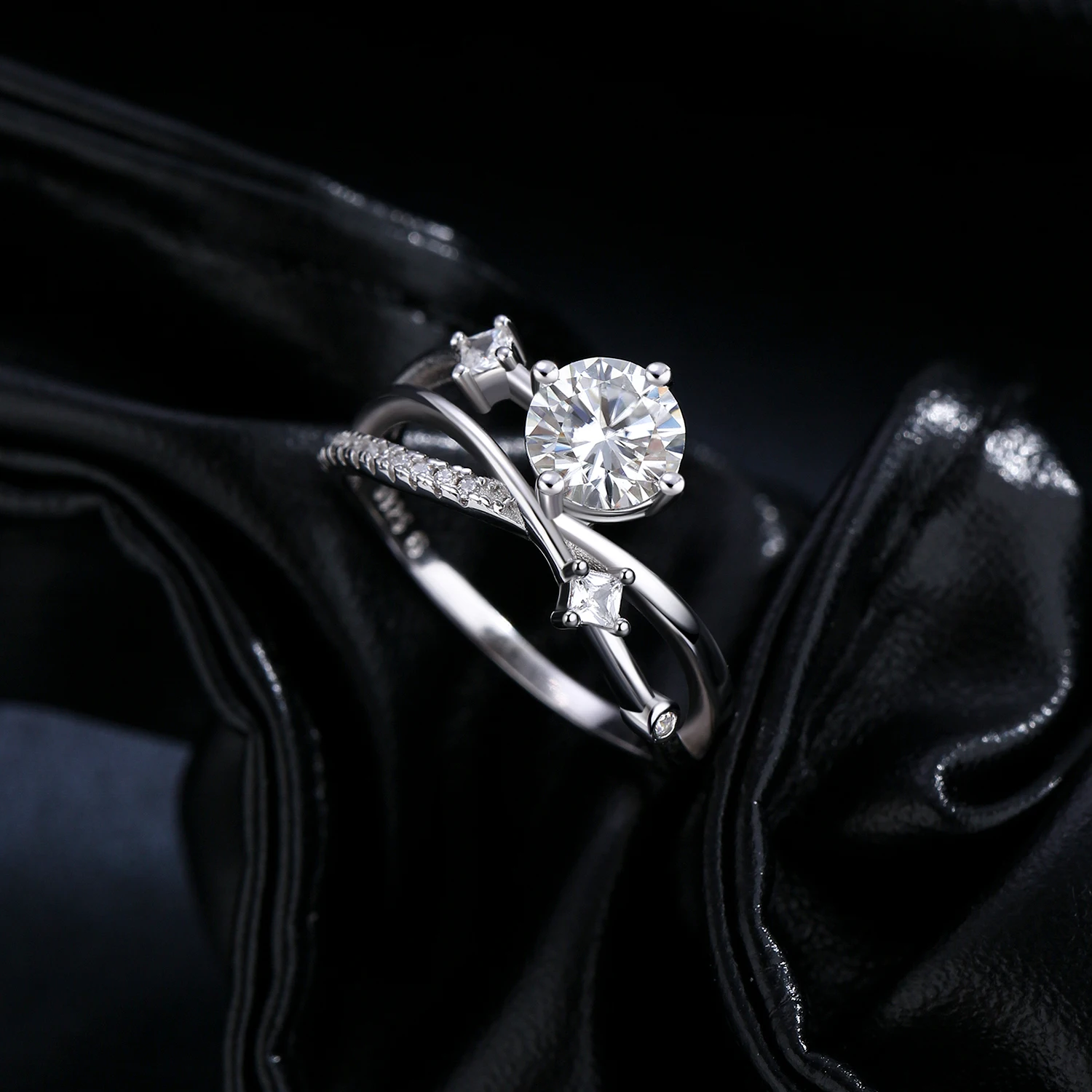 Women's 1CT VVS1 Moissanite Dazzling Ring in 925 Sterling Silver