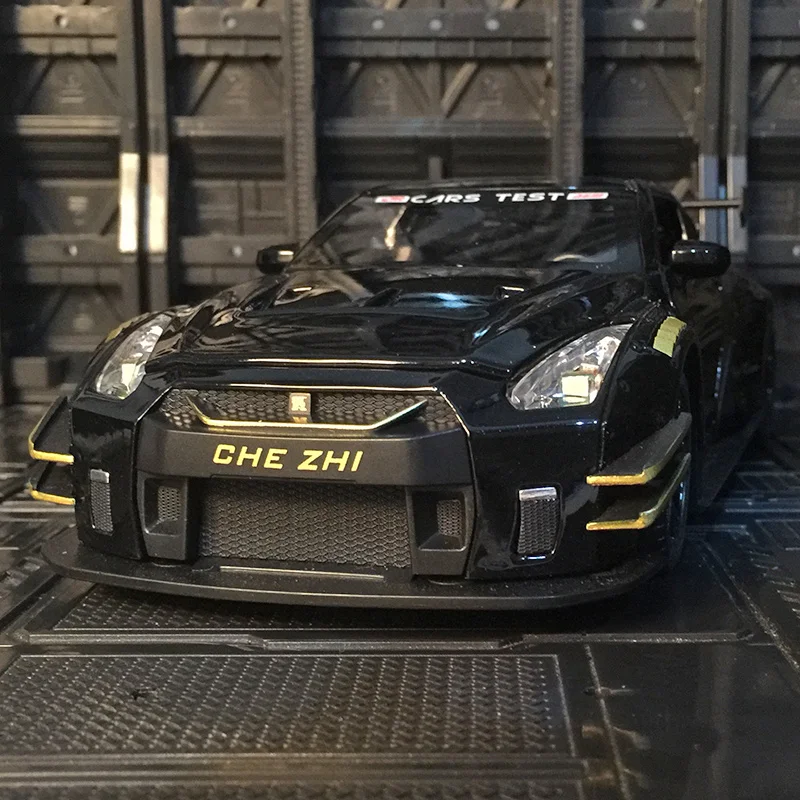 Modello in lega Nissan GTR 35 1:24 con coda grande può aprire la porta e il bagagliaio del cofano del giocattolo pull-back acusto-ottico