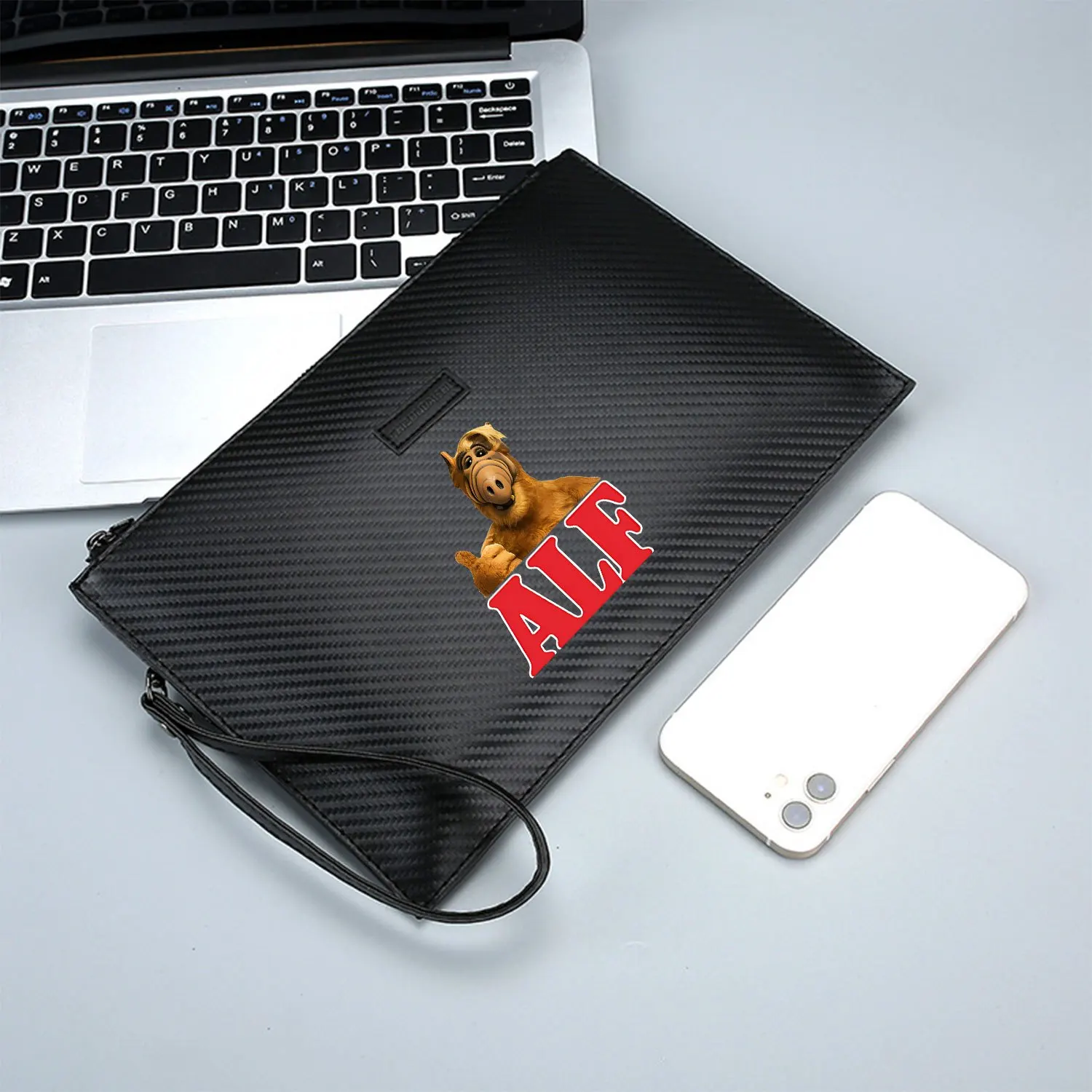 حقيبة يد رجالية من Alien Giving Thumb Up باللون الأحمر الأنيق المطبوع من البولي يوريثان عصرية وعملية للحمل اليومي #3