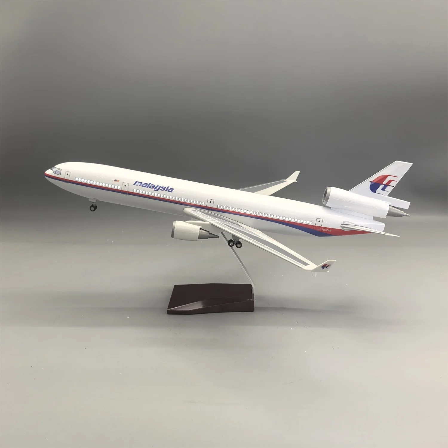 

1:130 Scale Plane Model Malaysia MD11 Toy planes 47cm resin Airplanes Model Kit With Lights And Wooden Base Collected Gift