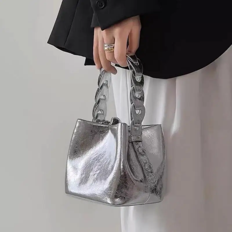 

2024 New Fashion Silver Patent Leather Shiny Surface Bucket Shaped Handbag For Dinner Party Temperament Diagonal Cross Bag Trend