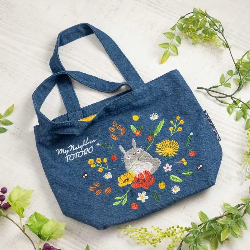 Neue Einkaufstasche aus Denim-Canvas mit Anime-Stickerei-Muster und kleinem Münzbeutel im Design von Mein Nachbar Totoro.