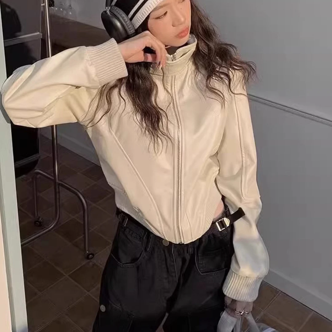 Giacca corta da donna in pelle PU bianca nuovo stile retrò premium primavera autunno design con cerniera senso cappotto in pelle da motociclista alla moda
