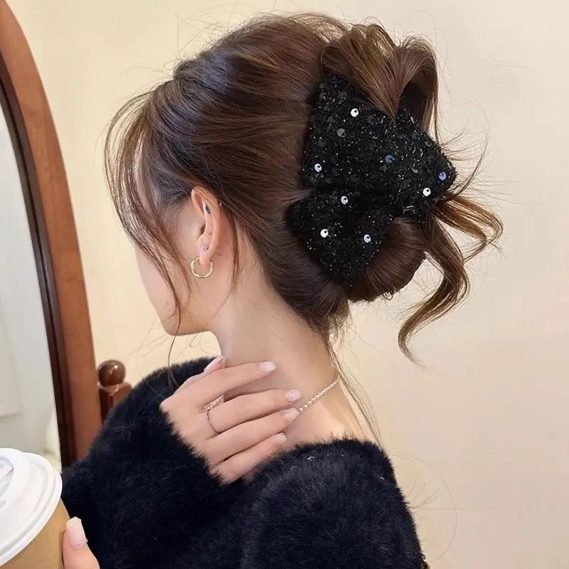 Stilvolle und elegante schwarze Haarspange mit Pailletten in Dreiecksform – perfekt für halb hochgefrischte Duttfrisuren und locker sitzende Pferdeschwänze – Detail 6