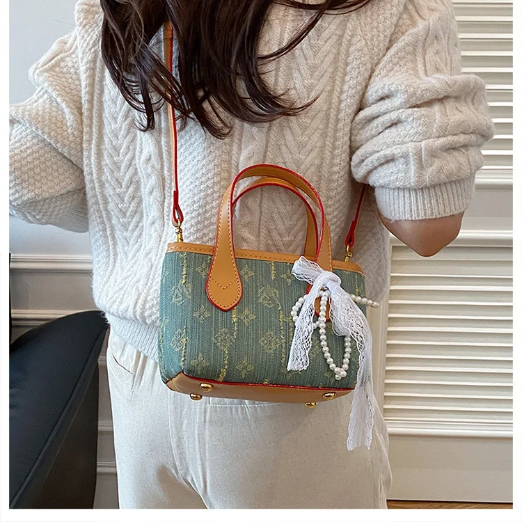 ‌ حقيبة يد من قماش الدنيم والقماش لعام 2025 - حقيبة عمل كروس/محمولة باليد، محفظة كتف واسعة وخفيفة الوزن وعصرية للنساء