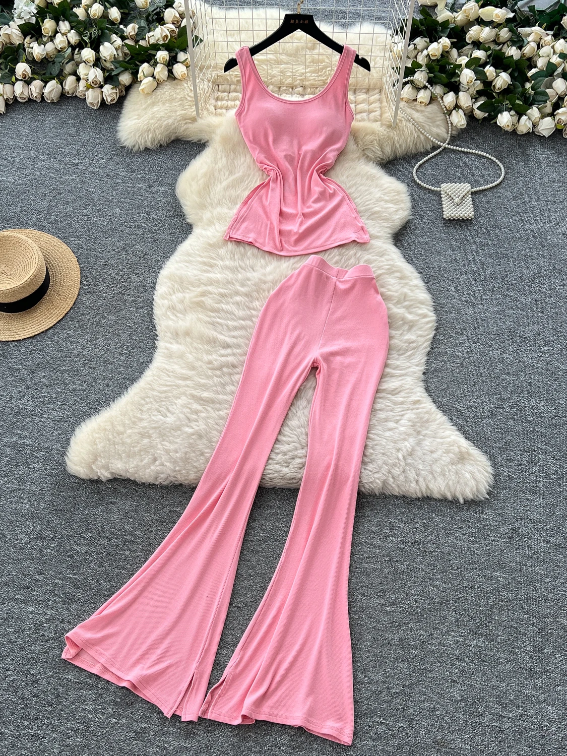 مجموعة صيفية نسائية عصرية ومريحة: توب كروب بفتحة جانبية وخصر مرتفع مع بنطلون واسع الأرجل - طقم من قطعتين