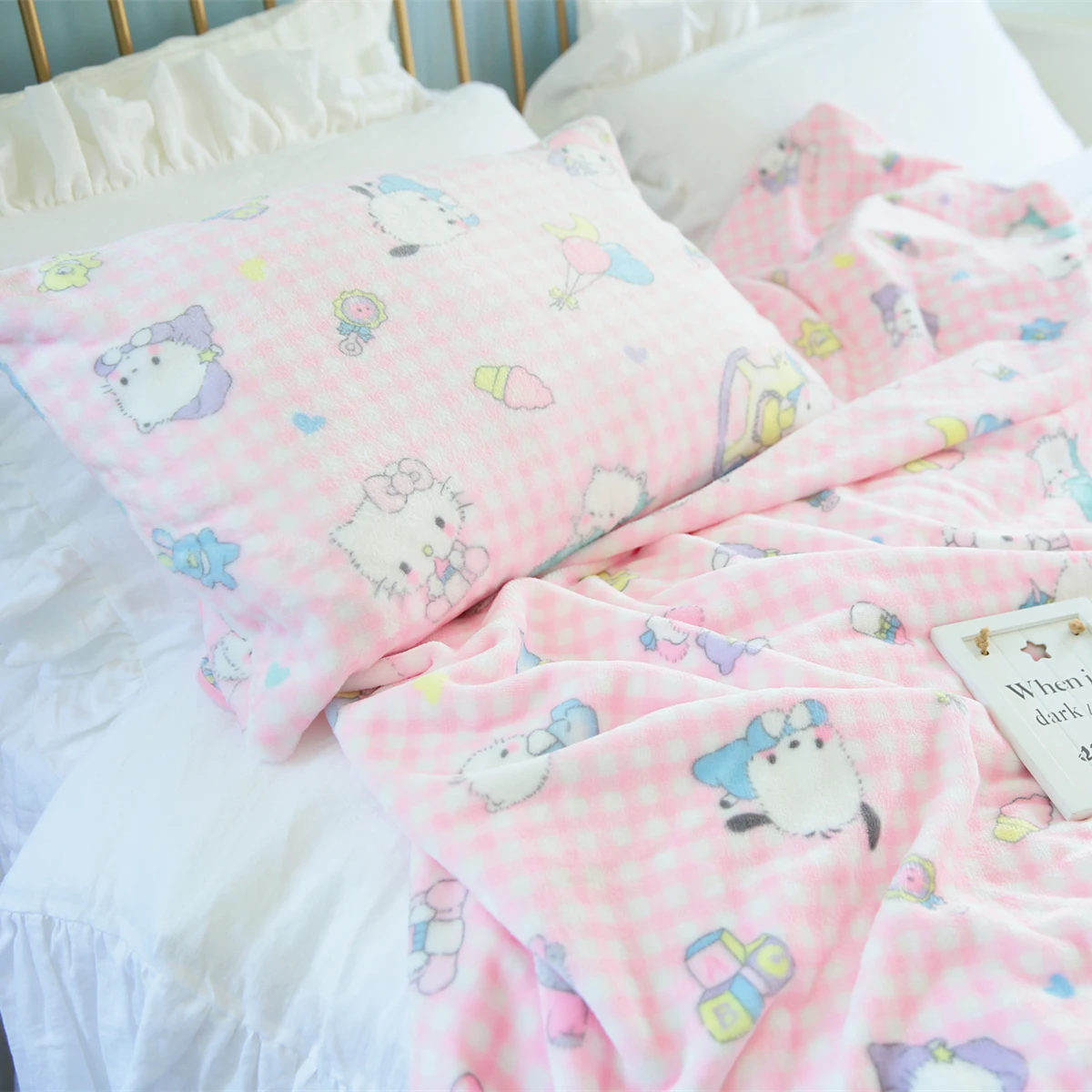 Sanrio Hello Kitty Flannel Blanket Warm Winter Blanket Bedspread Cover on the Bed Pillowcase Nap Blanket Machine Washable Pink