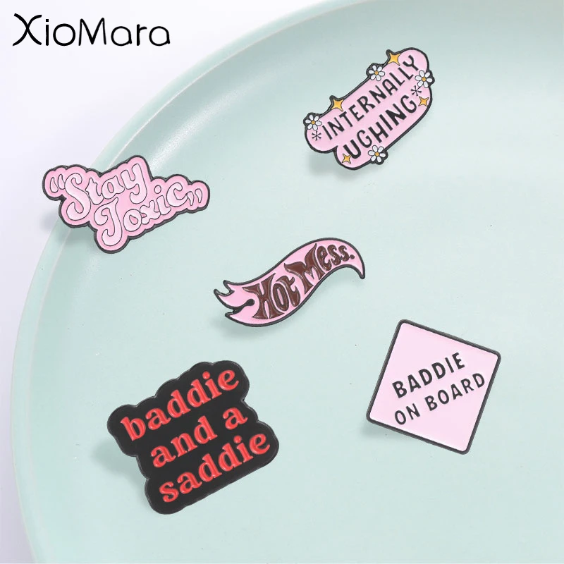 Lustige Rosa Retro-Kursiv-Sprüche als Emaille-Pins, Witzige Selbstironische Abgenutzte Stimmungs-Abzeichen, Modisches Accessoire, Geschenk für Freunde