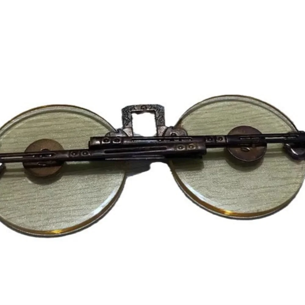 

Antique miscellaneous antique glasses, Republic of China glasses, old Shanghai sunglasses, tea crystal crystal glasses, light ye