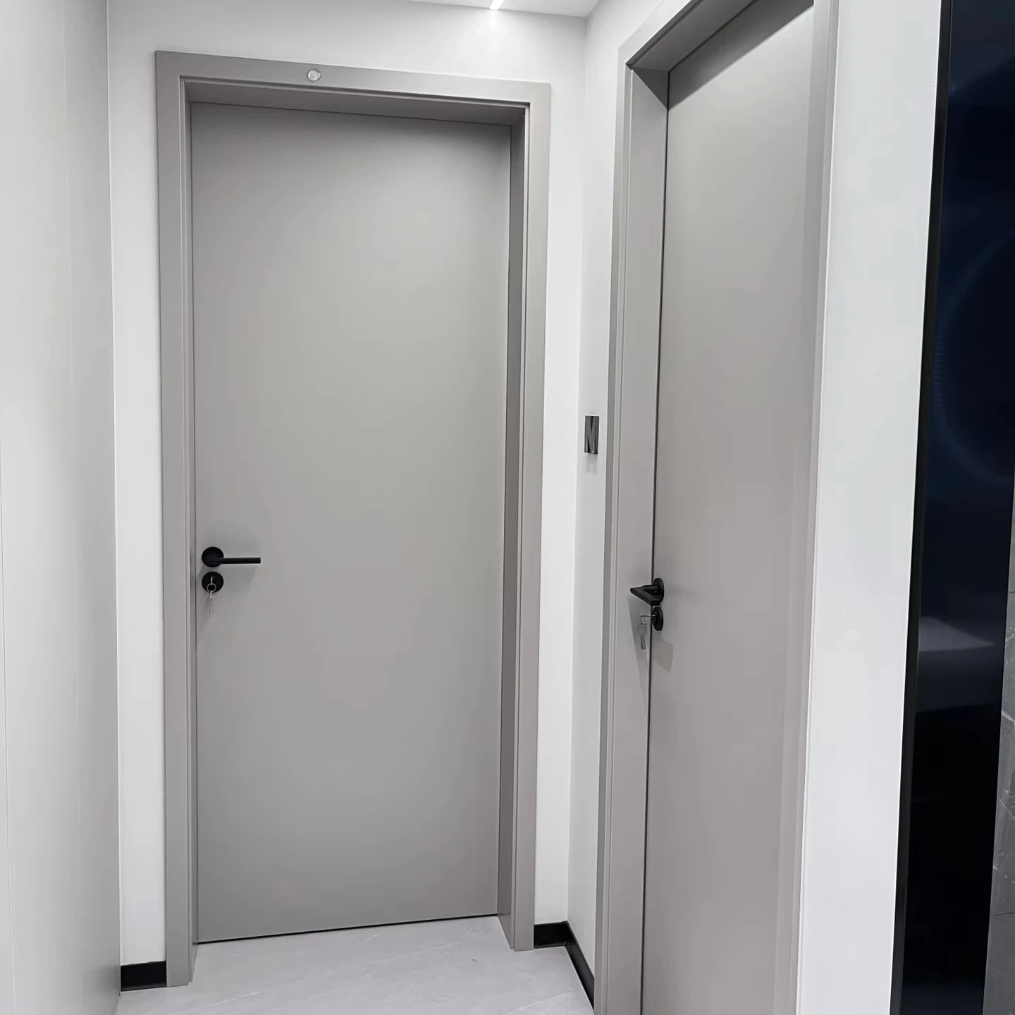 

Customization Solid Wood Glass Interior Door With Sound Insulation Finished Surface Grey Black Handle For Bedroom Bathroom