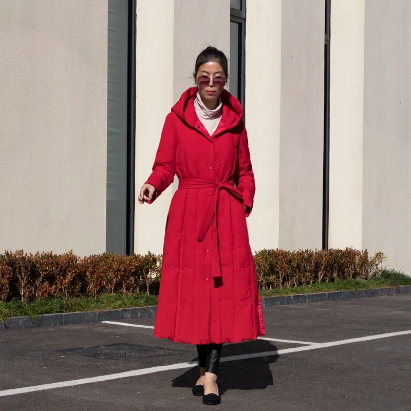 

Женское зимнее длинное пуховое пальто ниже колена с поясом, приталенное, белое, с капюшоном, для повседневной носки