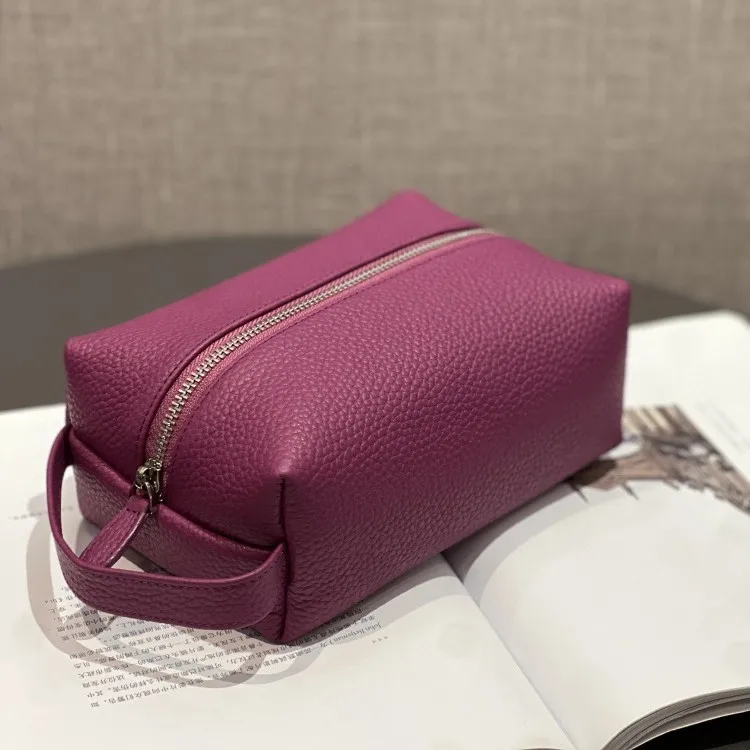 The first layer of cowhide is simple, quiet and luxurious, travel on business, portable cosmetic bag, soft leathe toilet bag