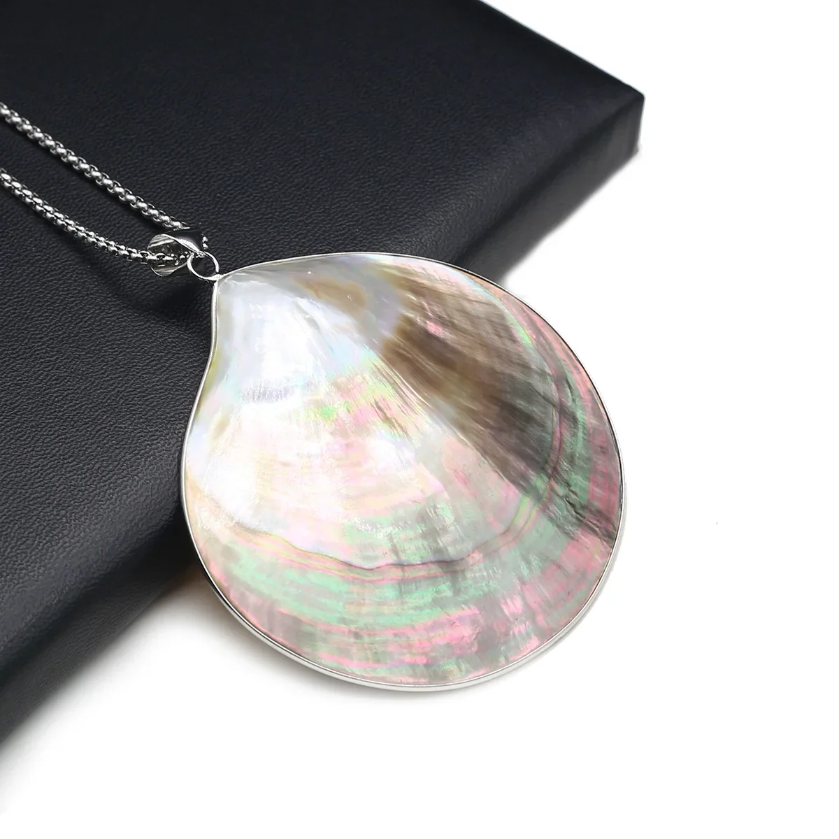 

Natural Freshwater Mother of Pearl Shell Sector Necklace Pendant Exquisite Charm for Jewelry Making Diy Personalized Accessories