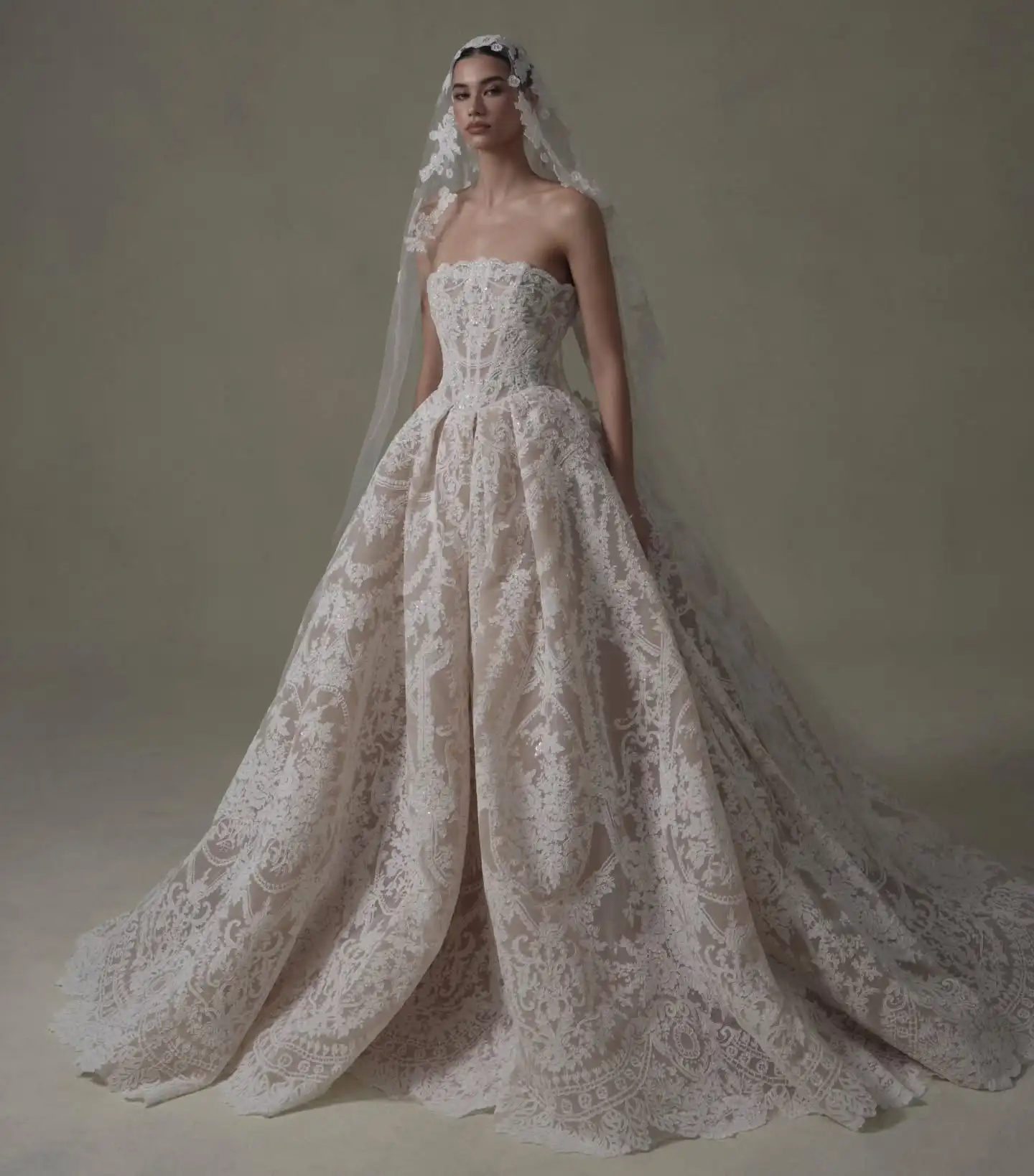 

Customized High Quality Delicate Lace Bridal Gowns Exquisite Lace Up Back Crystal Bridal Party Strapless Wedding Dress