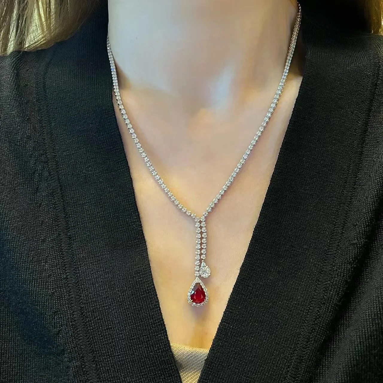 Elegant and Exquisite Droplet Ruby Necklace for Women Sense of Luxury Long Round Diamonds Collares Banquet Jewelry Accessories