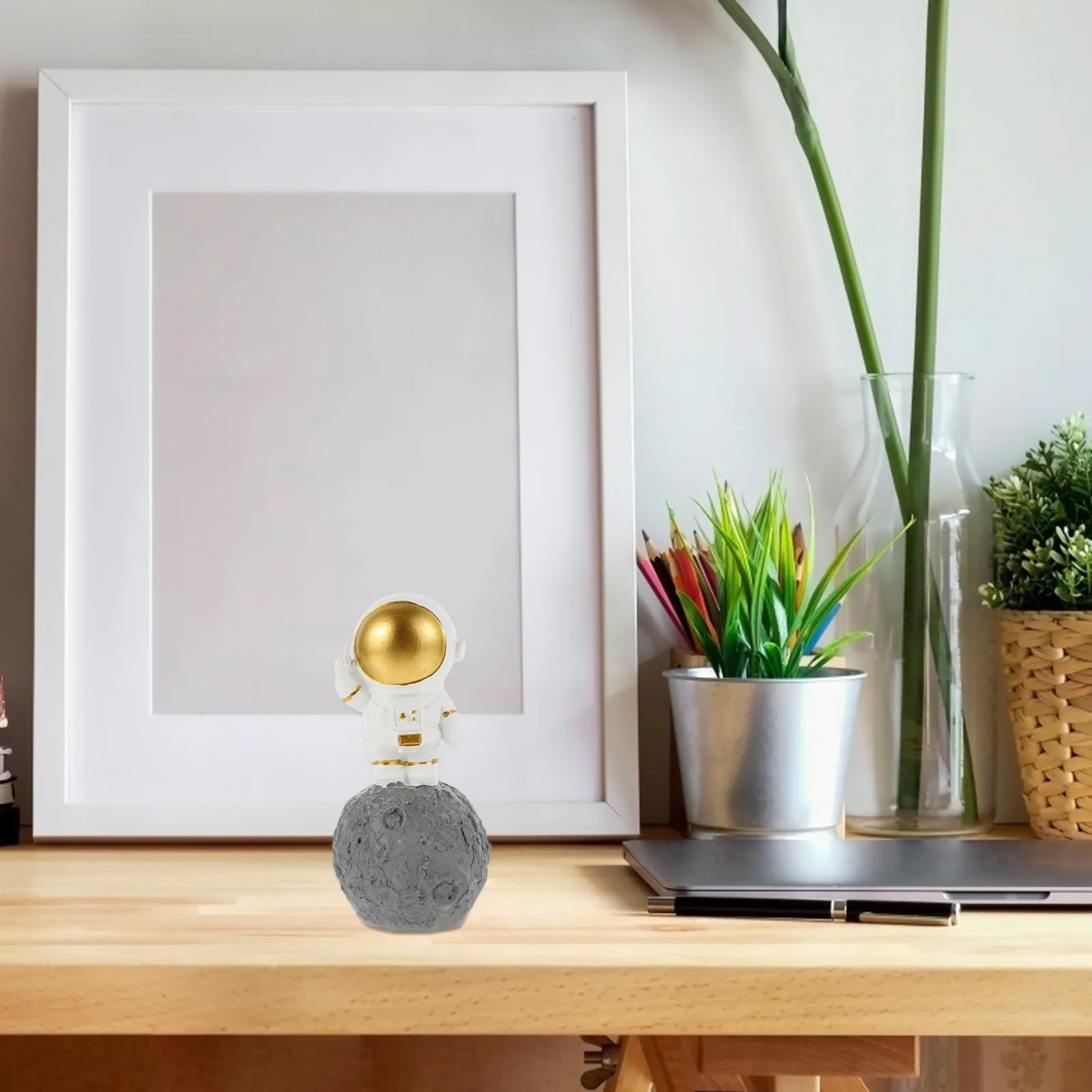 

1Pcs Resin Spaceman Decor High Class Material Lasting Use Compact Size Indoor Desktop Adornment Resin Craft Adornment