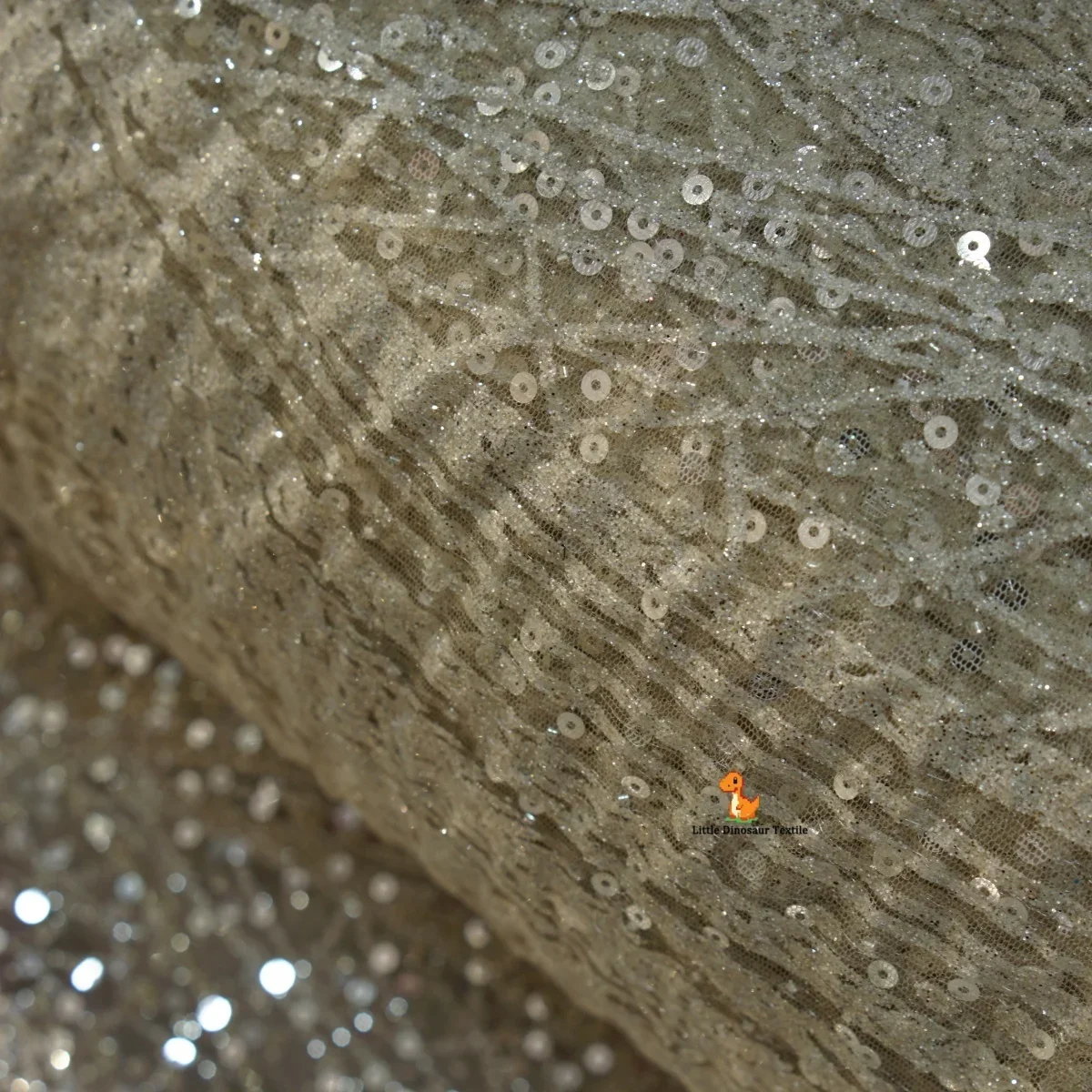 

Вышитая кружевная блестящая ткань премиум-класса для свадебных платьев ручной работы. Дизайнерские платья с длинным хвостом. Платья-комбинации и создания от кутюр.