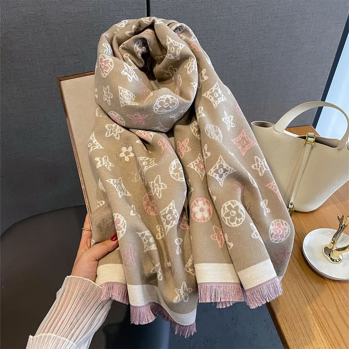 sciarpa-di-lusso-in-cashmere-ispessito-cyrena-kaer-elegante-coprispalle-versatile-e-caldo-con-motivo-geometrico-alla-moda-per-giovani-donne