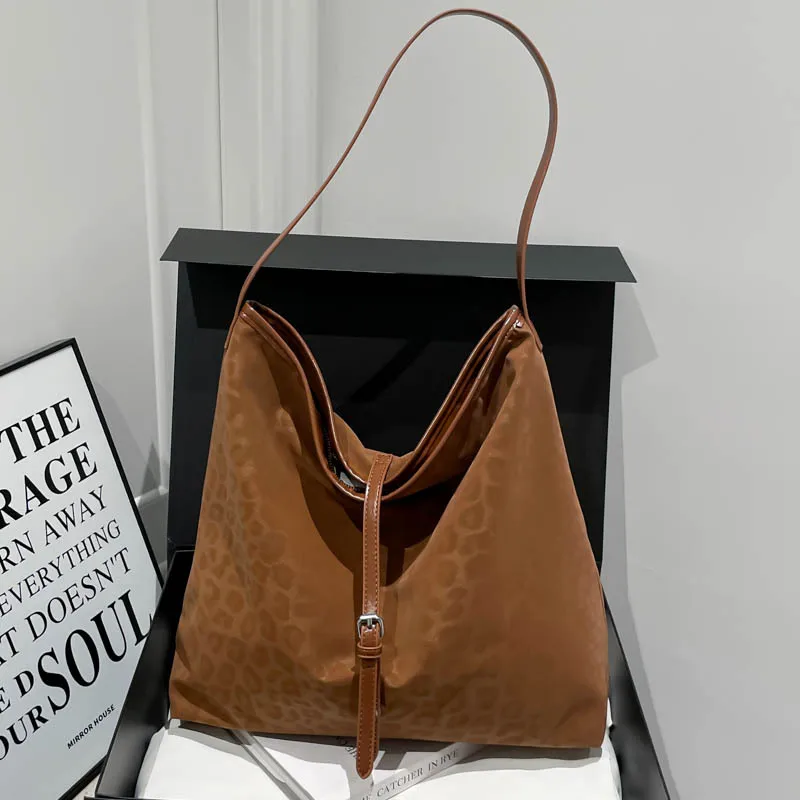 

2025 Winter Viral Shoulder Bag, Spacious Tote Purse for Women, Fashion Commuter Crossbody, Minimalist Day-to-Night Bag, Textured