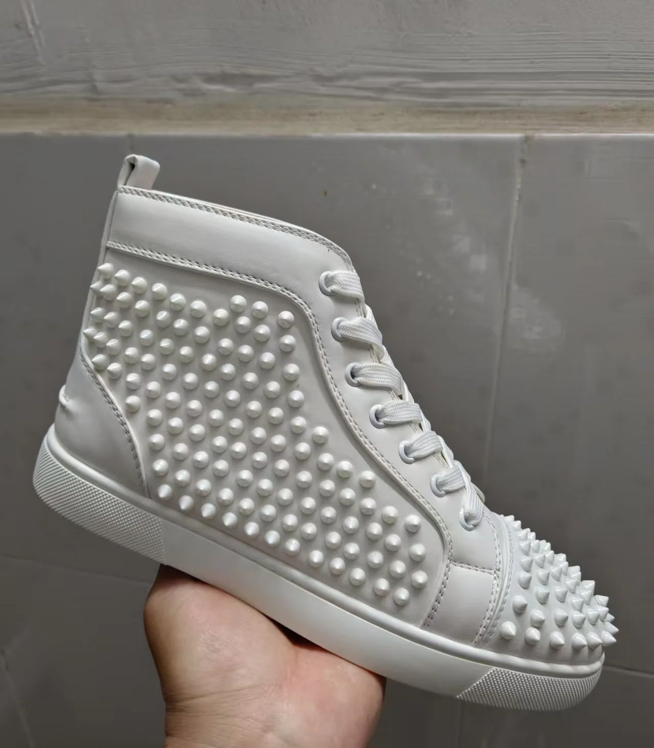 

New Sneakers for Men with All Over Spikes Strass Rhinestones Red Bottoms Casual Skate Shoes Luxury White Shoes Leather High Top