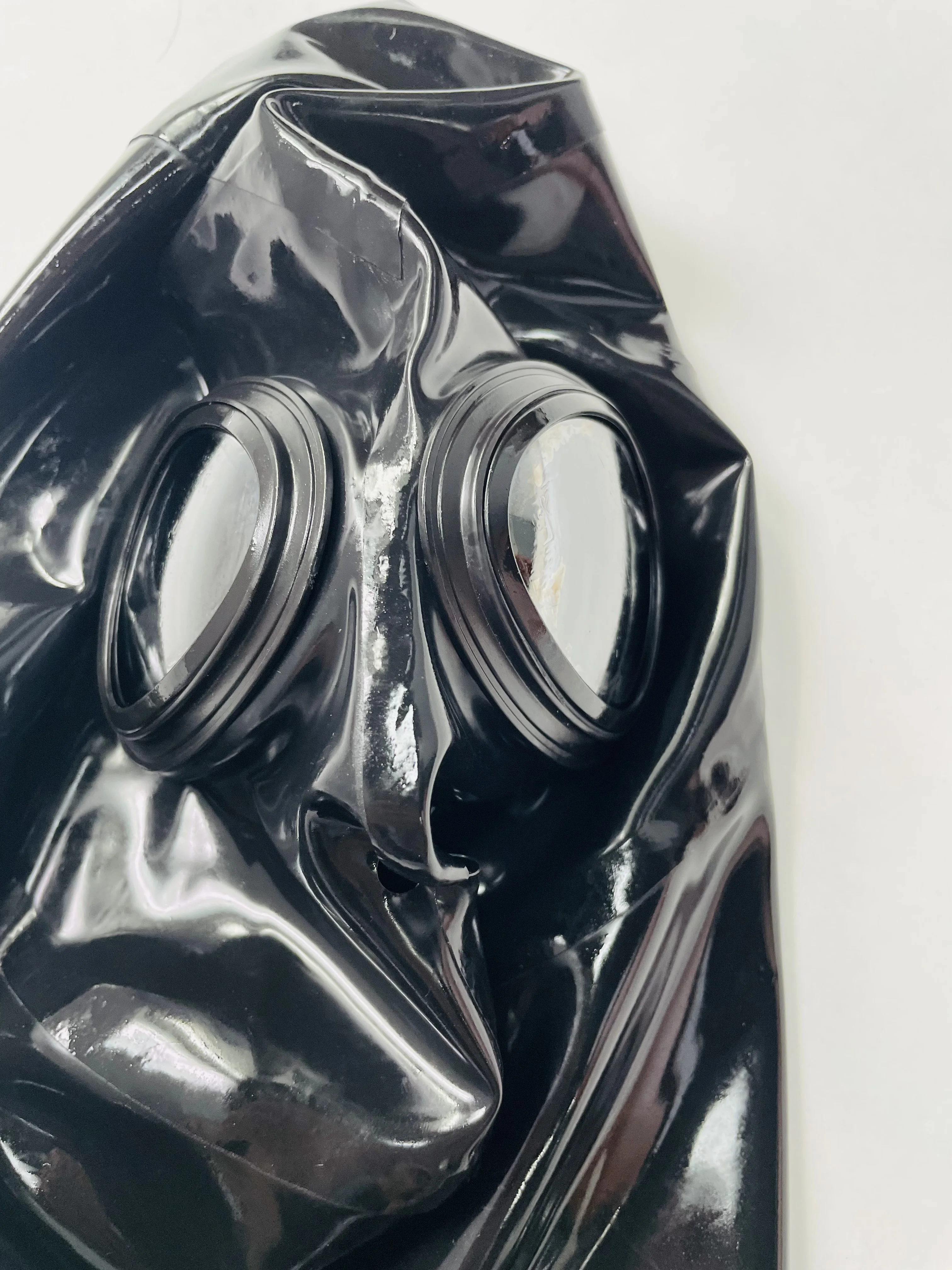 BLACK LATEX GUMMI MASK WITH EYE GLASS Closed mouth open nose