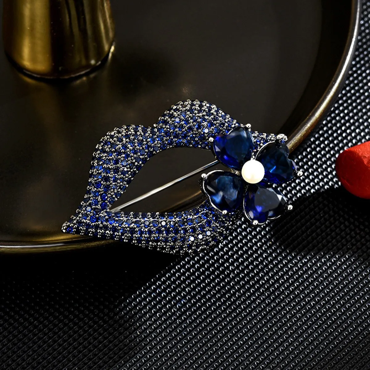 

Creative Personality Lip Brooch Fashion Retro Style Dinner Party Suit Pin Lip Brooch Accessories