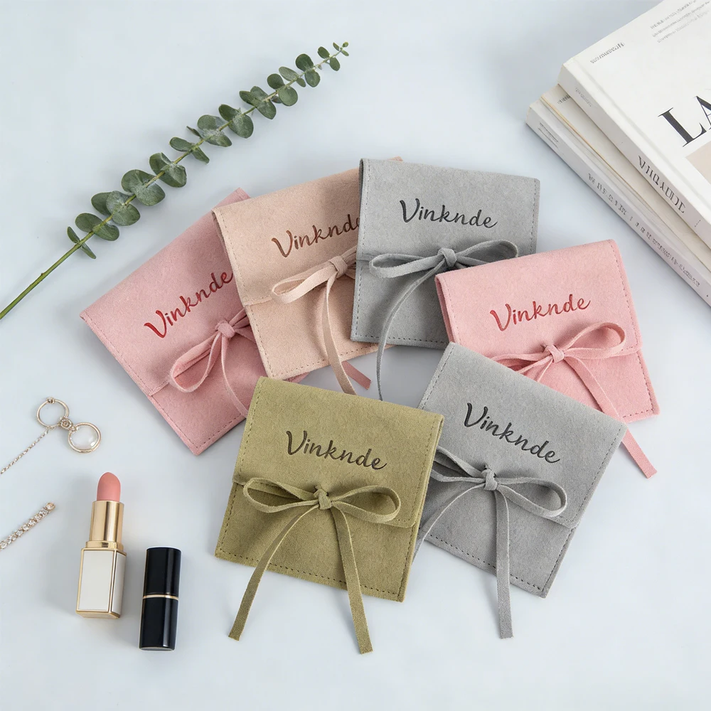 

100 Bulk Suede Pochette Custom Logo 6X6CM Jewelry Gift Bags Microfiber Earrings Jewellry Packaging Wedding Favors Candy Pouches