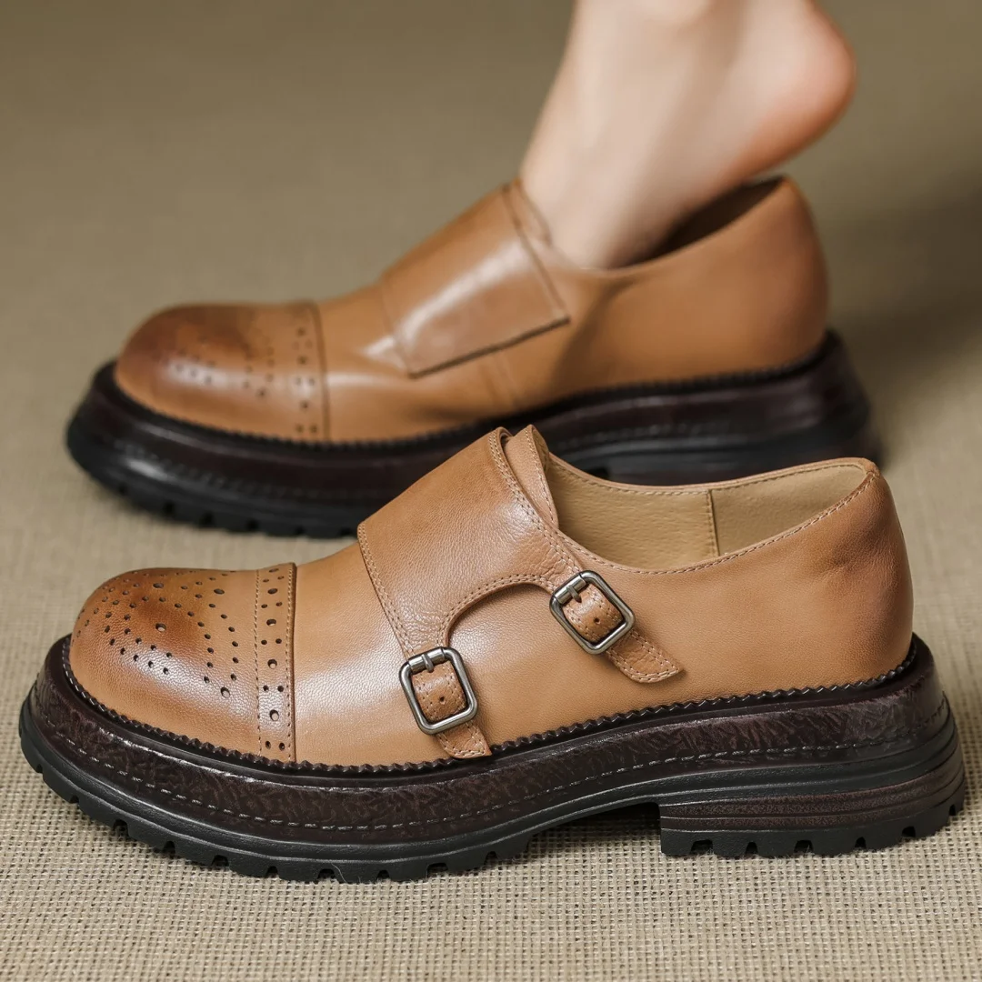 حذاء نسائي من جلد البقر بمقدمة مستديرة وإبزيم معدني منحوت على الطراز البريطاني سهل الارتداء ونعل سميك حذاء بدون كعب حذاء بدون كعب عالي الجودة #1