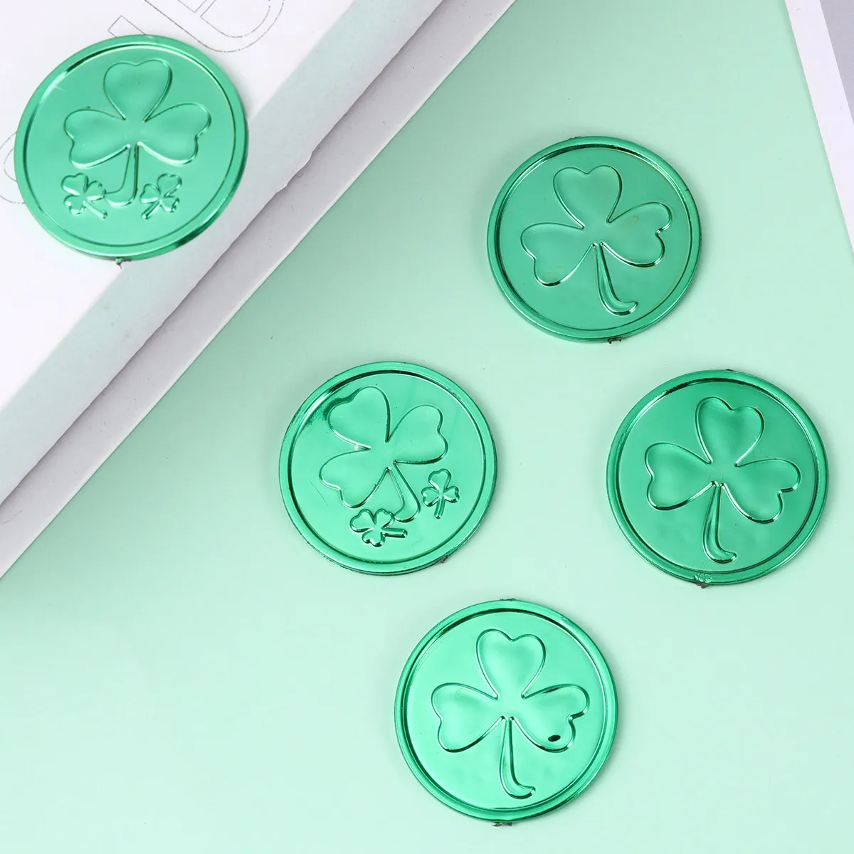 100Pcs Shamrock Coin Decor Plastic Green Clover St Patrick's Day Party Favors Table Scatter Centerpiece Props Office Classroom