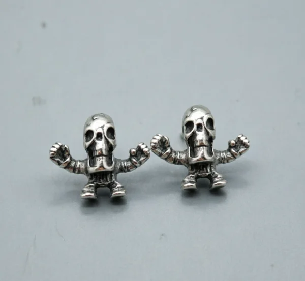

Hip-Hop hipster 925 sterling silver cross skull stud earrings for men and women vintage Thai silver bone soldier stud earrings