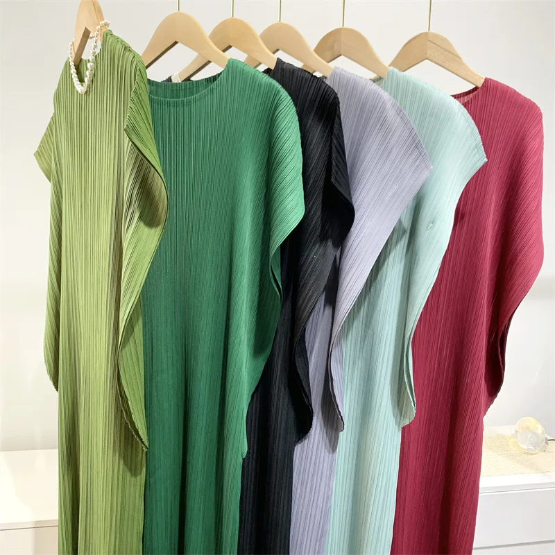 A woman's solid-colored dress Miyake Pleated Fashion loose plus size senior Bat sleeve slimming pleated dress