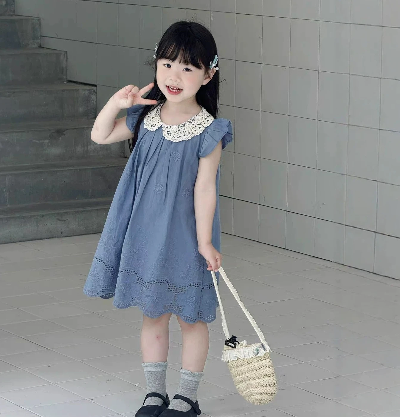 Vestido de verano estilo coreano para niñas, con cuello Peter Pan de encaje azul, diseño hueco y mangas voladas de princesa
