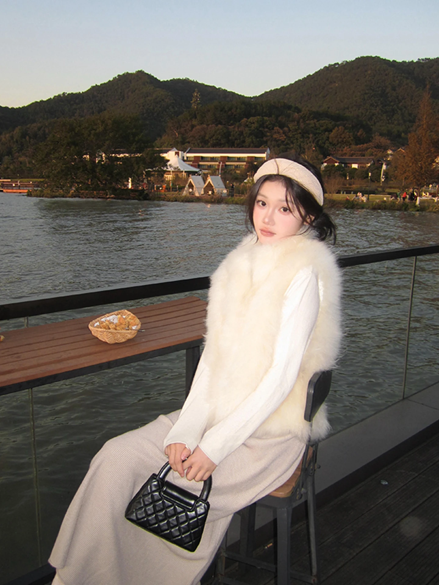 "Clear Mountain, Evening Snow" - Un lussuoso gilet corto in pelliccia di cashmere per giovani donne per stare al caldo in inverno