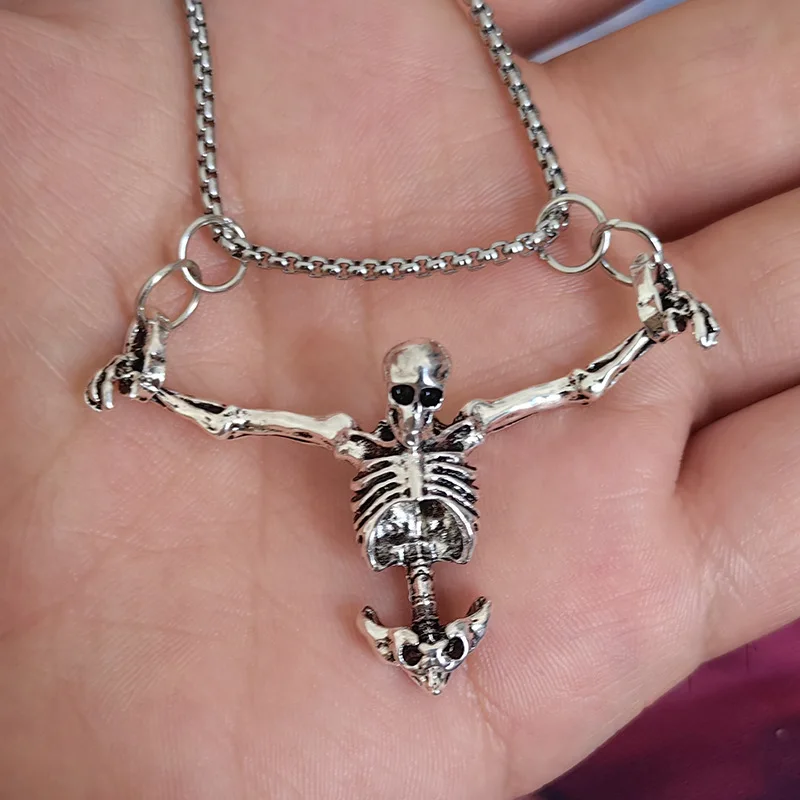 Colgante de calavera de crucifixión creativa para hombre, collar Punk HipHop de Color plateado, esqueleto de medio cuerpo, joyería colgante para fiesta, regalo al por mayor
