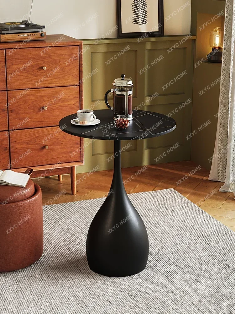 

Скандинавская сторона, несколько каменных плит, небольшой круглый стол, угловой столик из кованого железа, несколько домашних прикроватных тумбочек для хранения, небольшой чайный столик