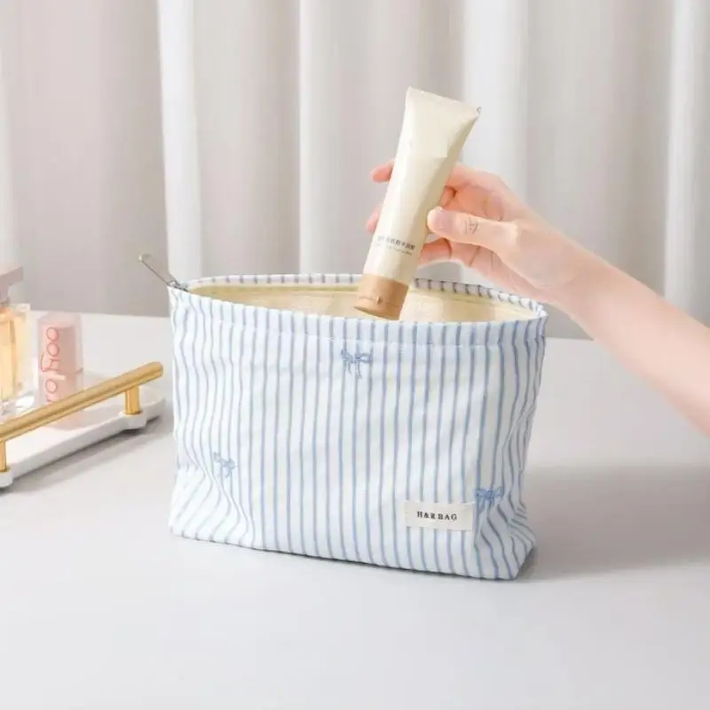 ライトブルーのストライプのリボン付き化粧品バッグ、女性用トラベルメイクアップオーガナイザー、ジッパー付き、多用途トイレタリーポーチ