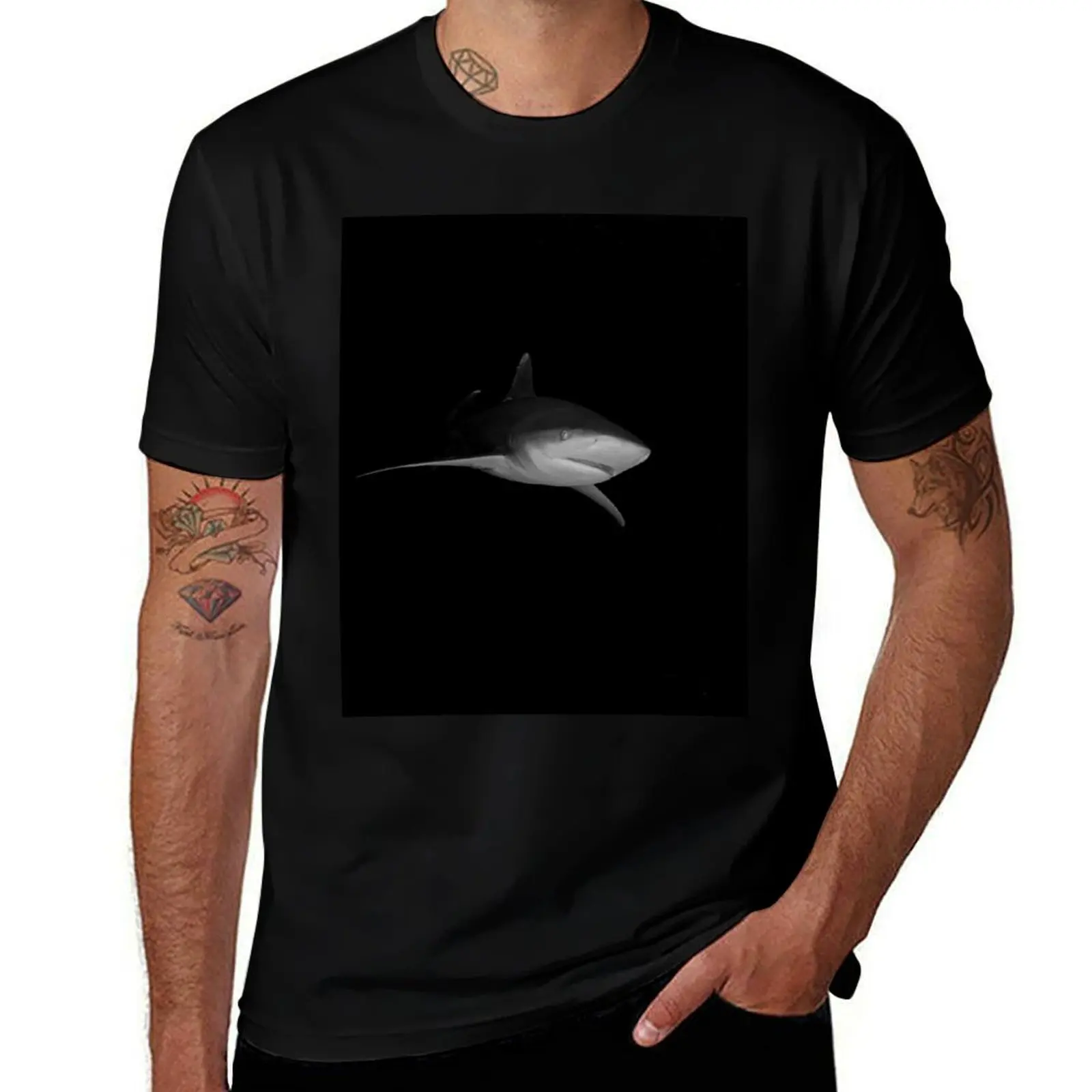 T-shirt Inquisitive Oceanic White Tip Shark in the Bahamas, t-shirt basique léger à manches courtes