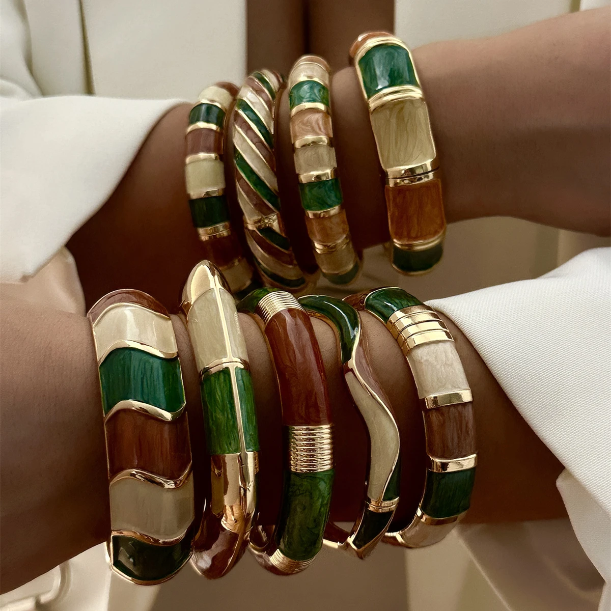 Retro Braun-Grün Emaillierte Manschettenarmreifen für Frauen, Übertriebene Geometrische Twist-Stapelbare Armreifen, Minimalistisches Schmuckgeschenk – Detail 1