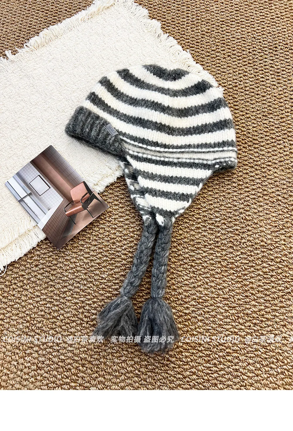 Damen Winter Gestreifte Strickmützen mit Ohrenklappen und Quasten, Weiche Flauschige Garnmütze, Warme Beanie-Mütze, Winddichte Outdoor-Mütze für Erwachsene, Gestrickte Kappen – Detail 10