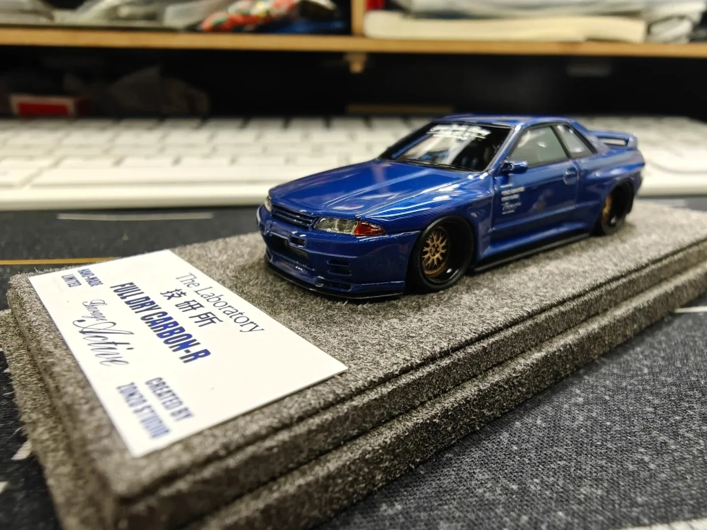 

Лаборатория 1:64 GTR R32 Blue Carbon Limited Edition, имитация украшения автомобиля из смолы для детских подарков