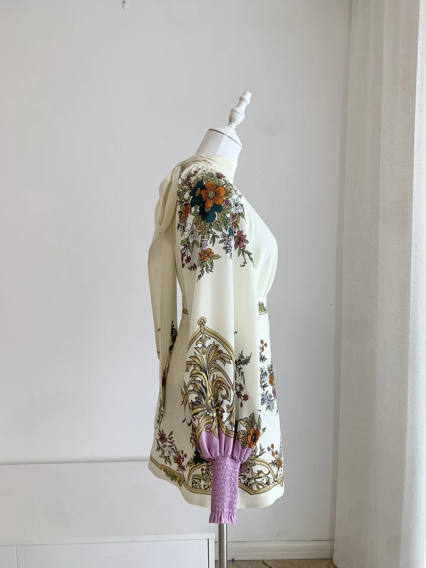 Dolcevita da donna con stampa floreale retrò in seta + top in viscosa + minigonna in lino a vita alta