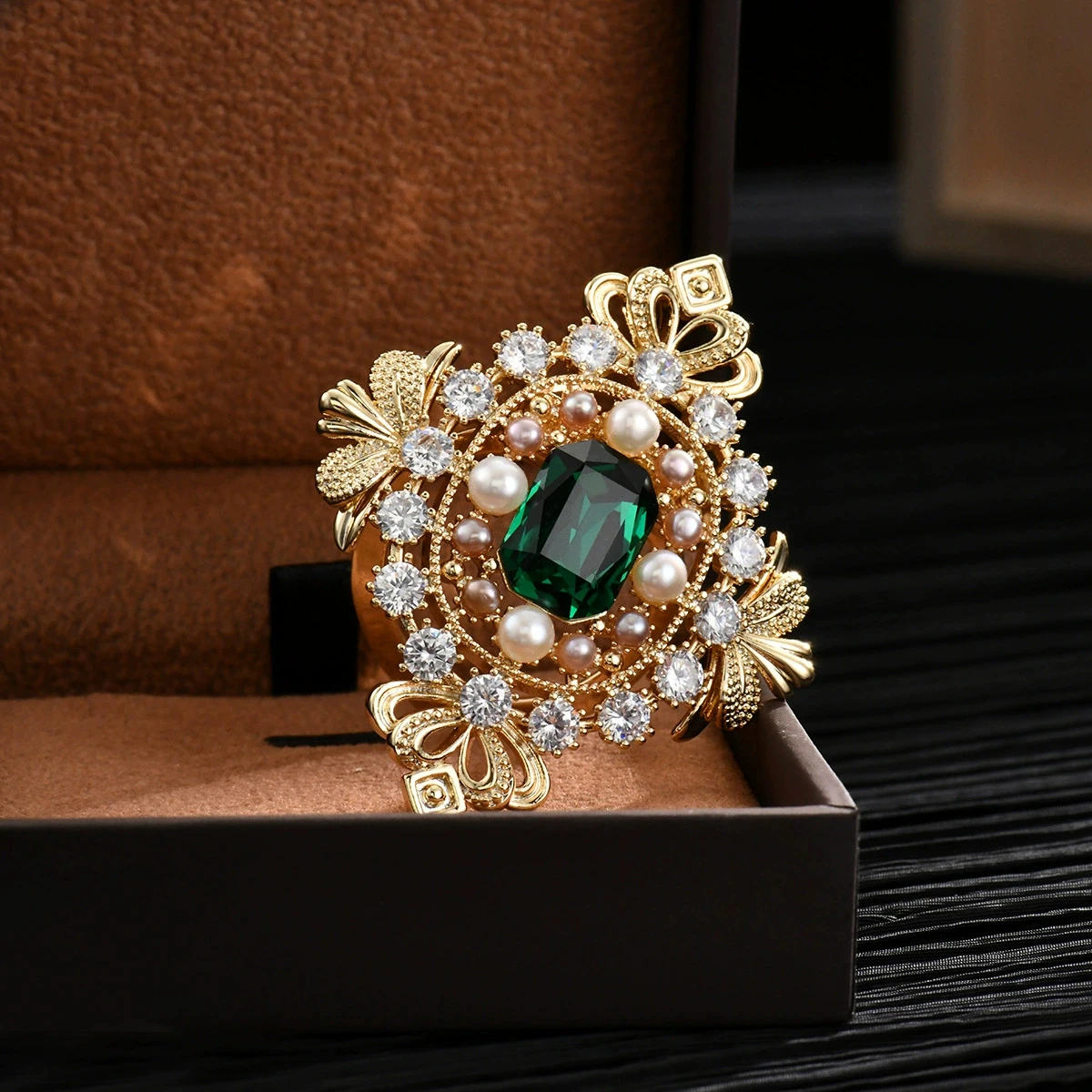 European Style Court Green Crystal Brooch Vintage Pearl Pin Suit Accessories Luxury Temperament Corsage for Men and Women