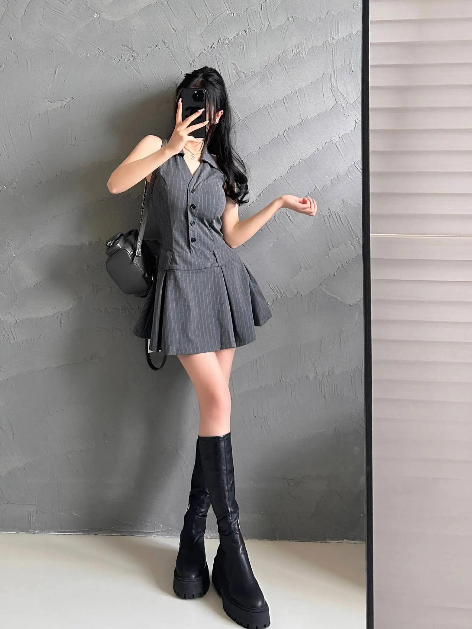 فستان بياقة رمادية معلقة على الرقبة، فستان نسائي صيفي قصير على طراز الكلية بخصر مطوي، ملابس علوية نسائية حلوة أنيقة Y25N